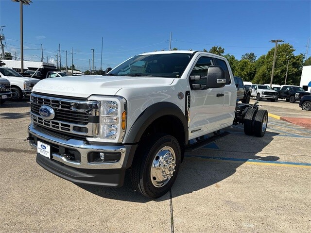 2025 Ford F-550 photo 2