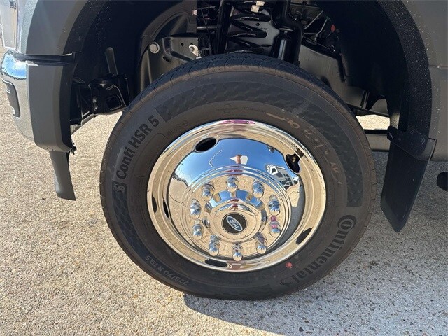 2025 Ford F-550 photo 3