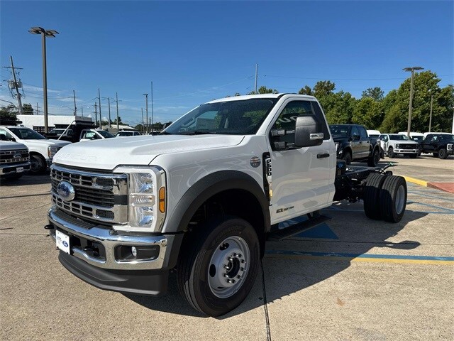 2025 Ford F-600 photo 2