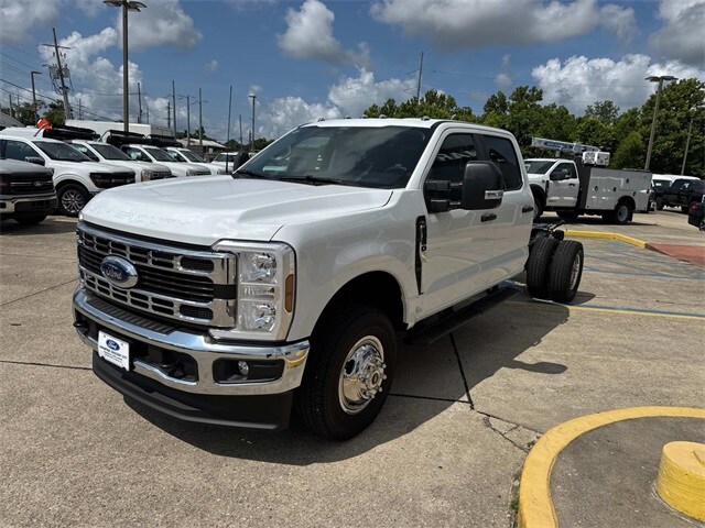 2025 Ford F-350 photo 3