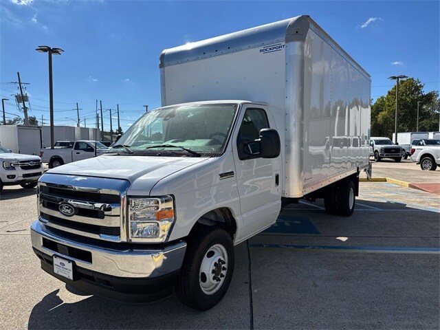 2026 Ford E-450 photo 3