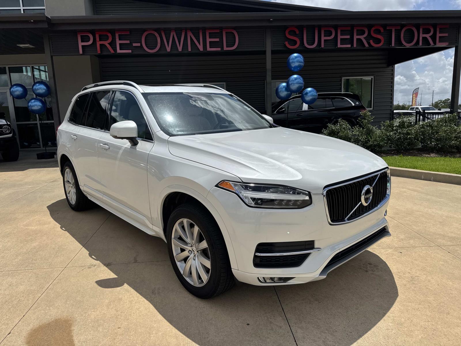 2017 Volvo XC90 T6 AWD Momentum's photo