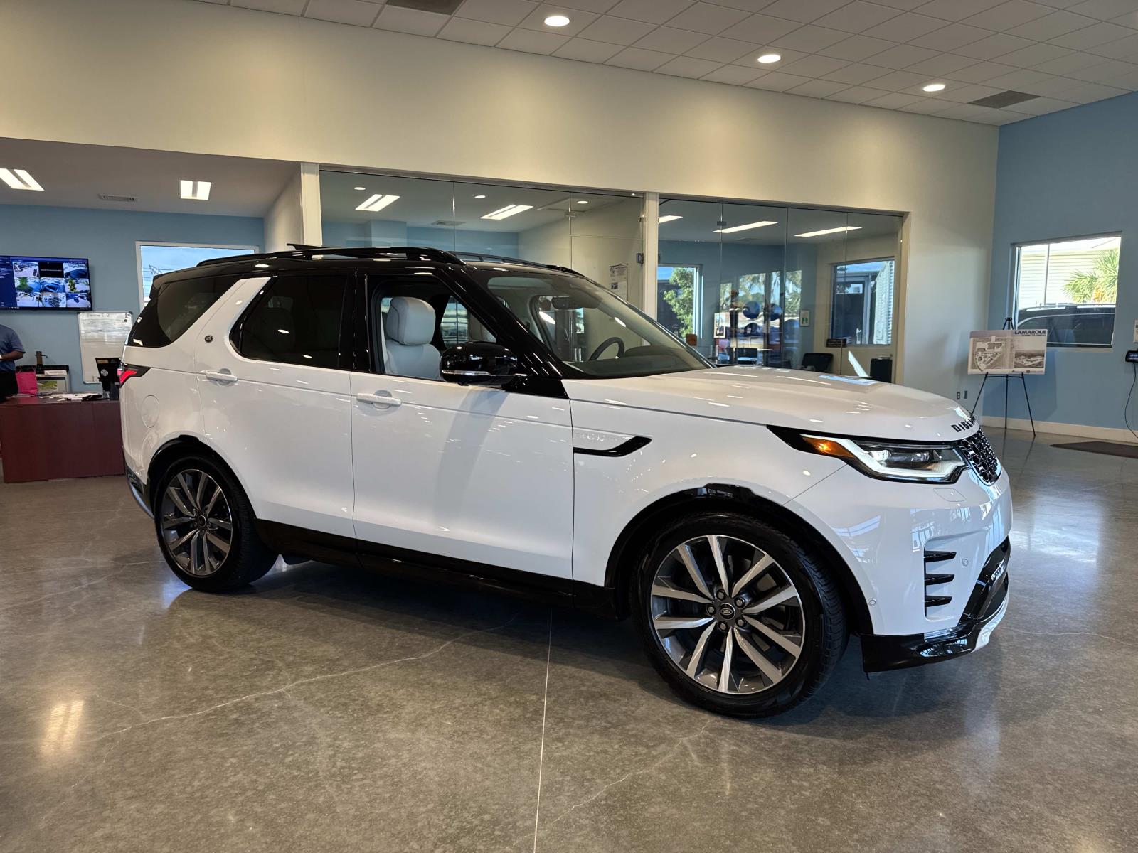 2025 Land Rover Discovery P360 Dynamic SE's photo
