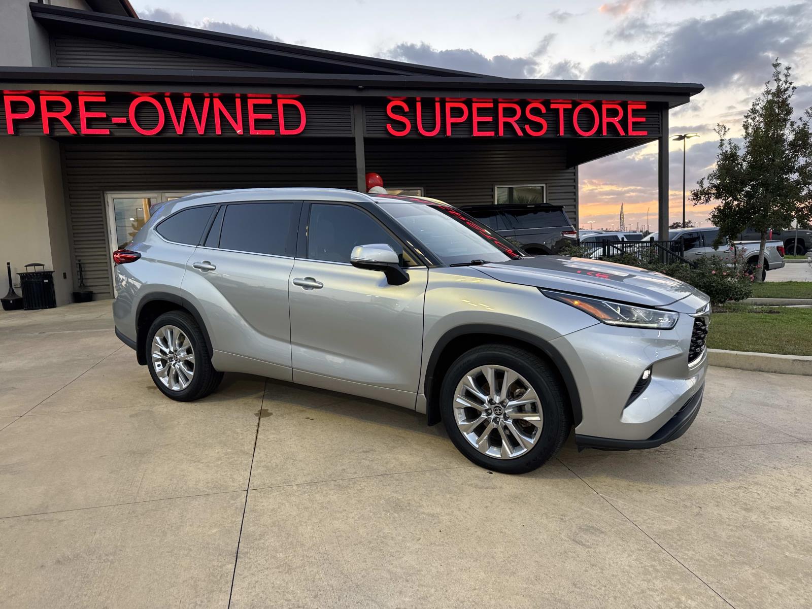 2022 Toyota Highlander Limited's photo