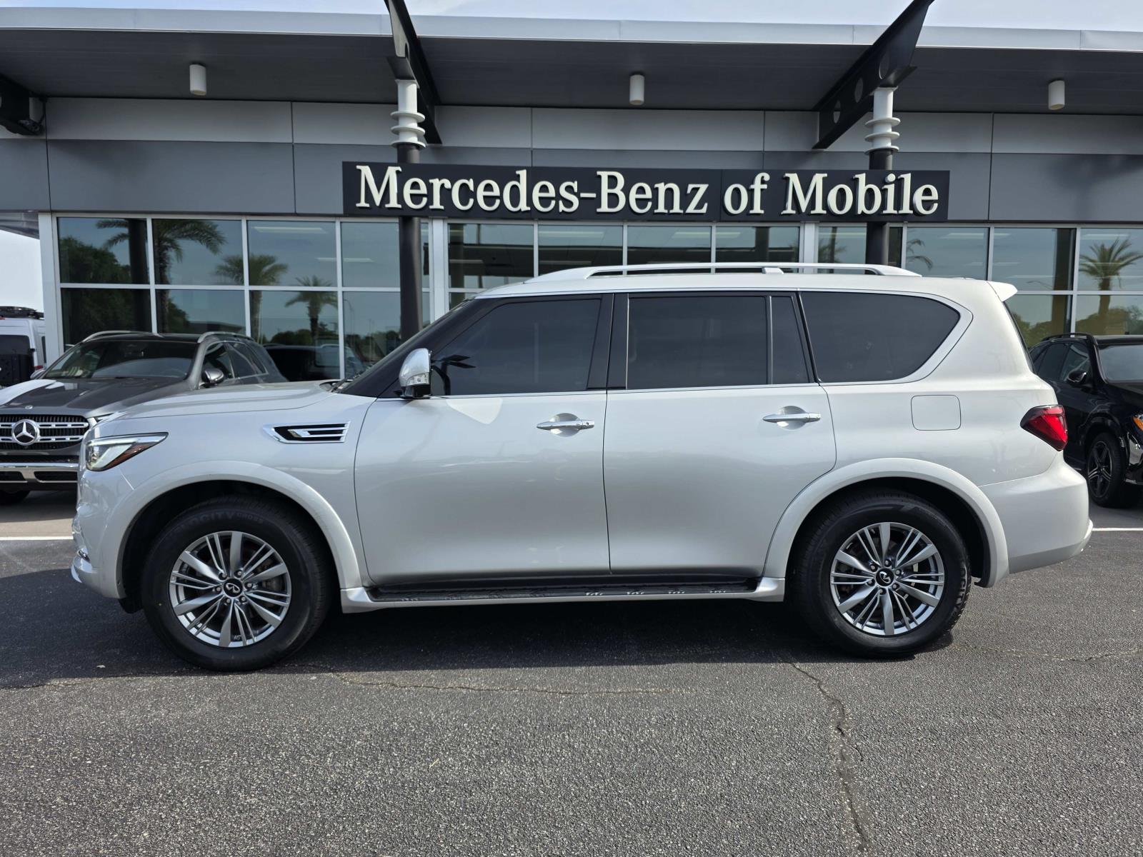 2021 INFINITI QX80's photo