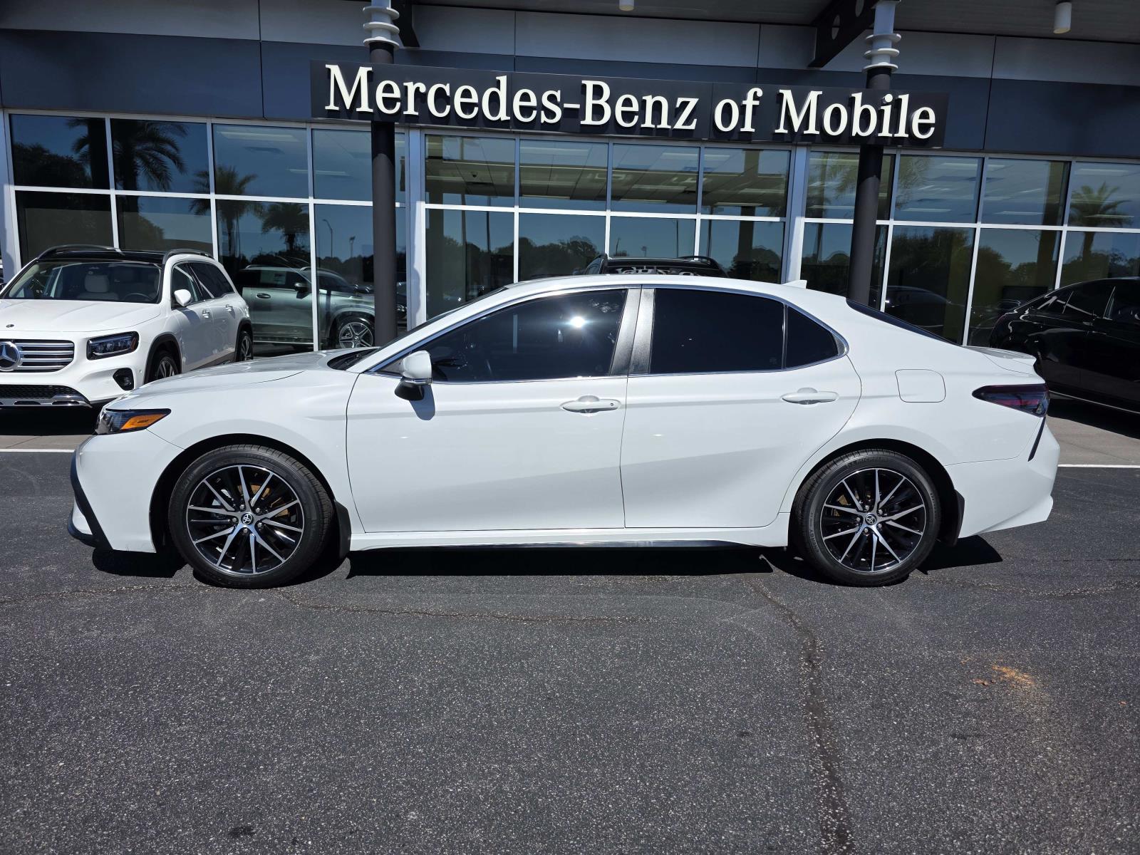 2023 Toyota Camry SE's photo