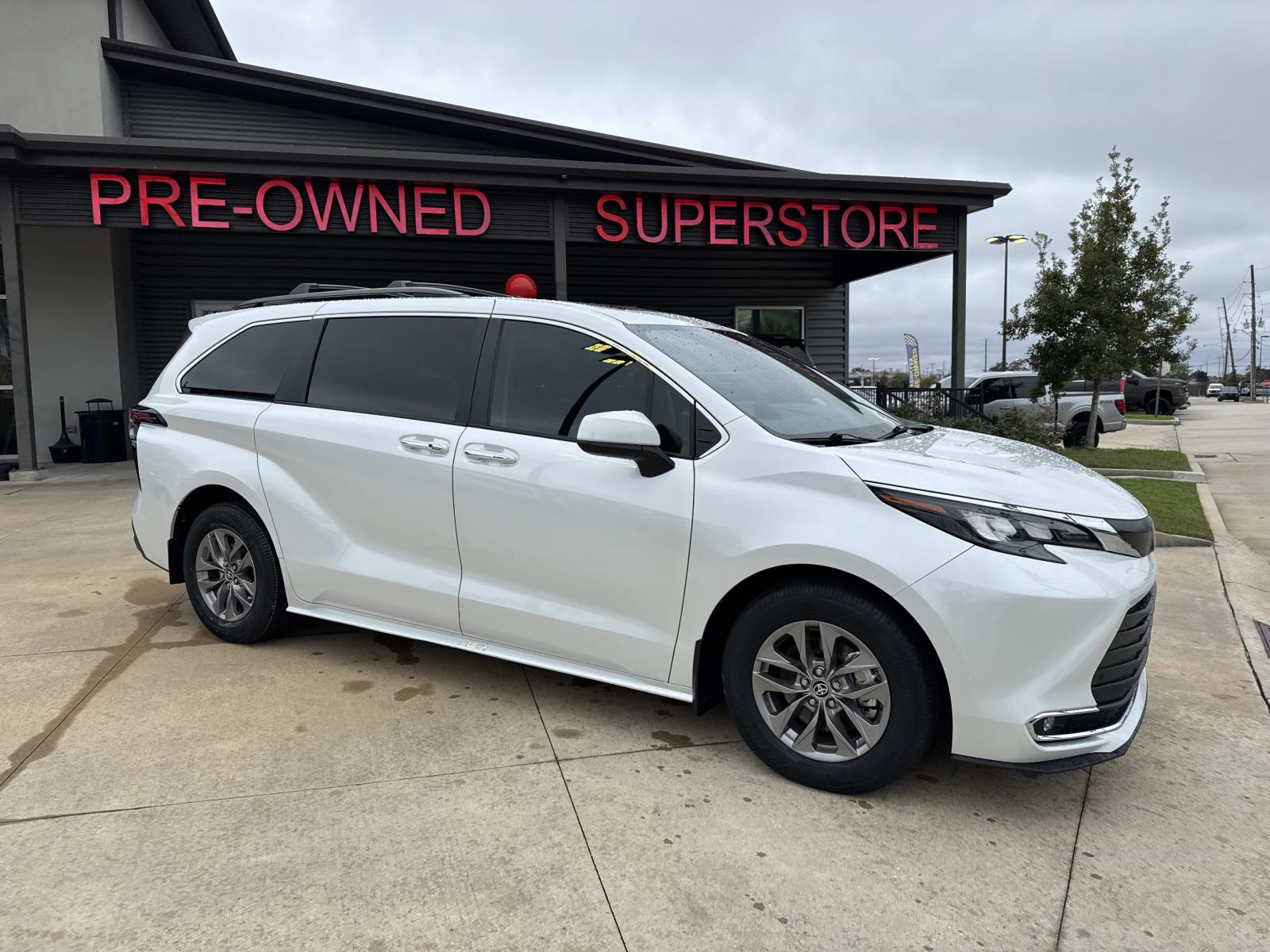 2024 Toyota Sienna XLE's photo