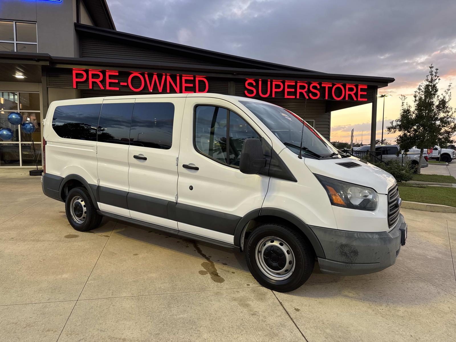 2017 Ford Transit Wagon XL's photo
