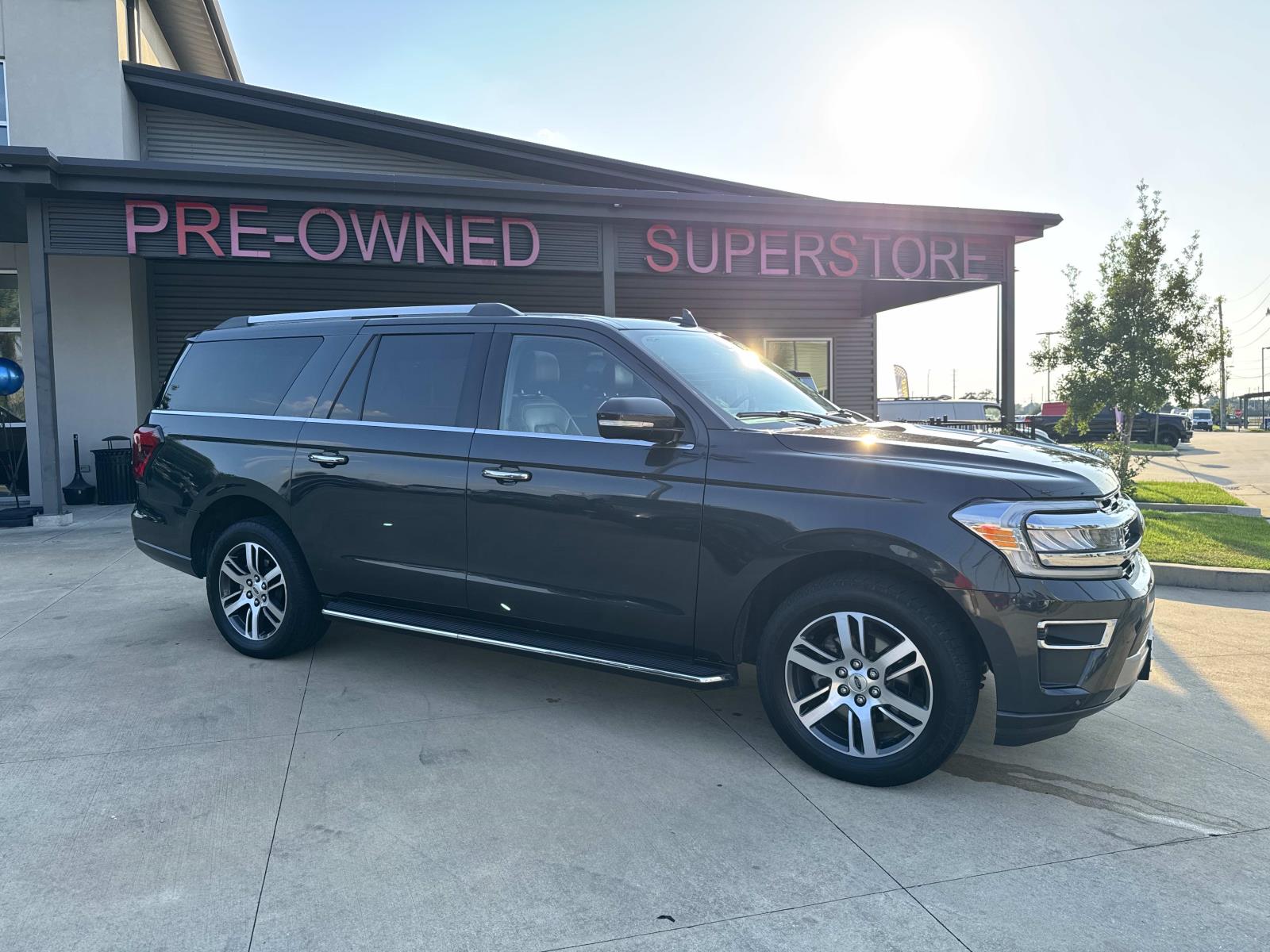 2023 Ford Expedition Limited's photo