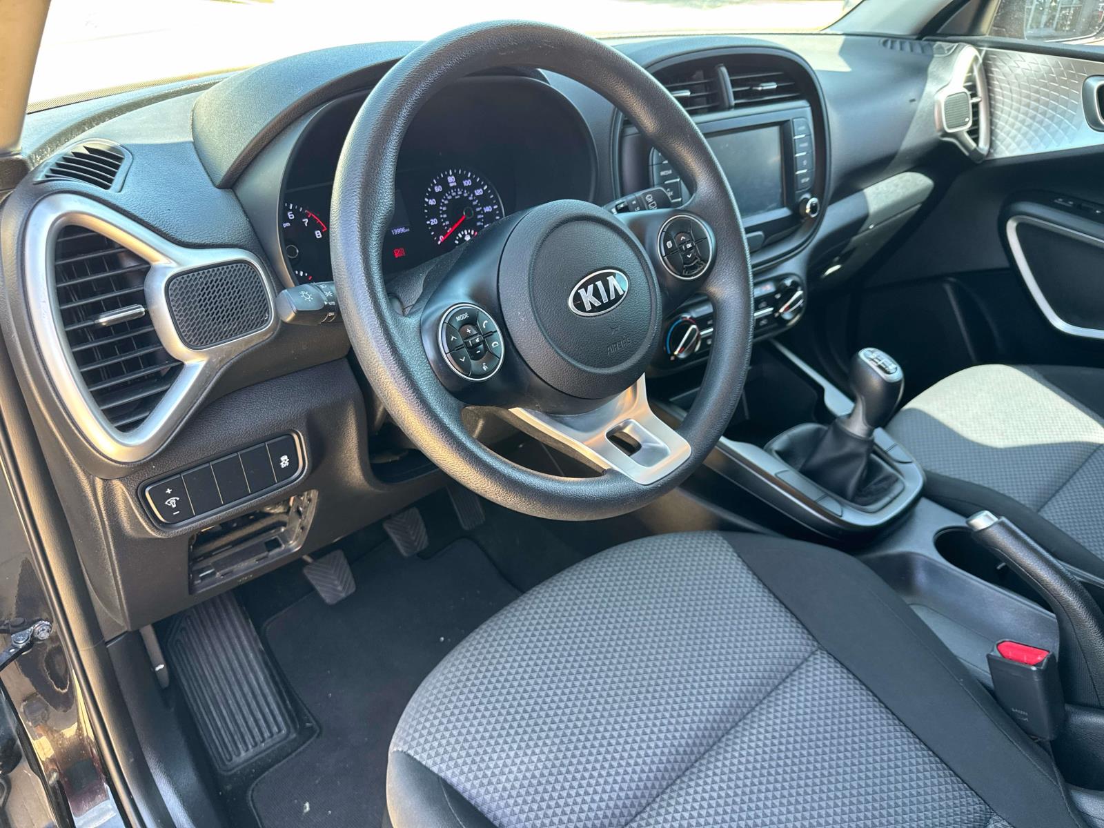 2021 Kia Soul LX - Photo 18