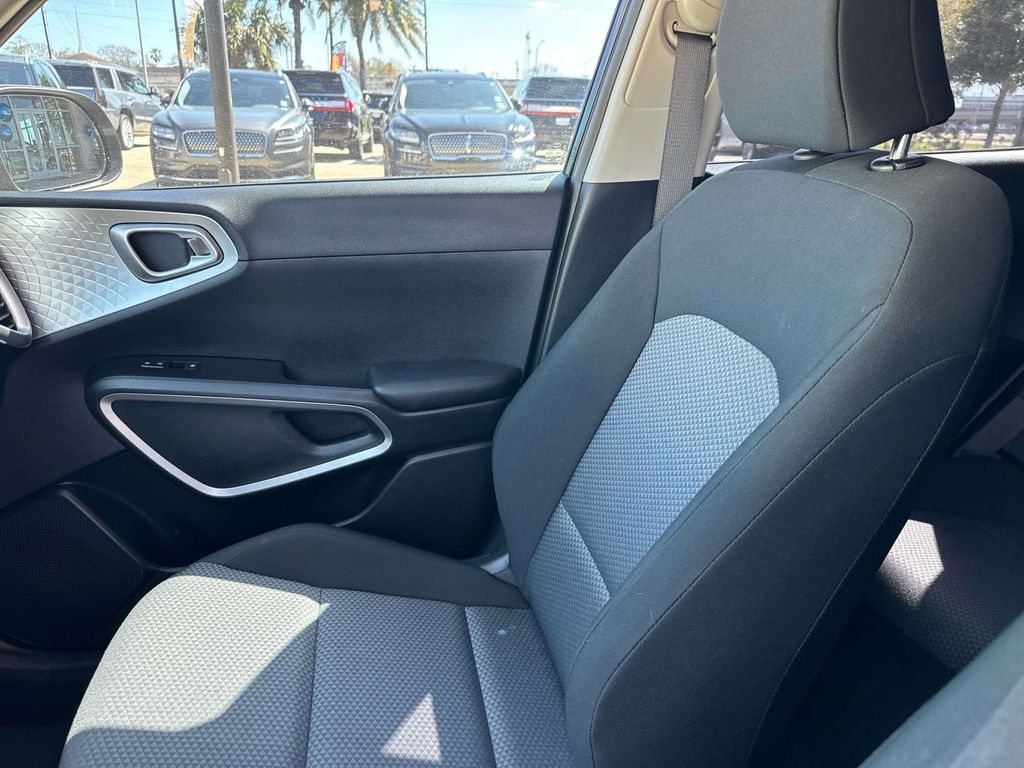 2021 Kia Soul LX - Photo 17