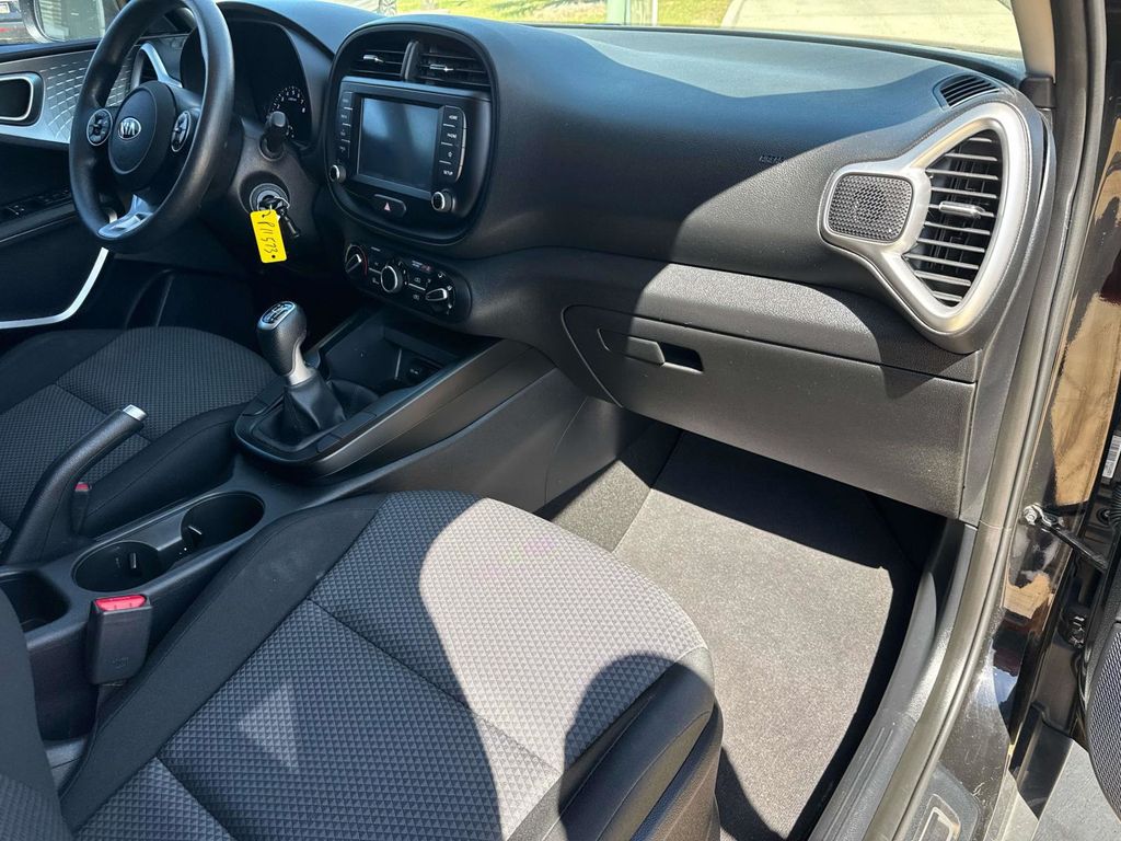 2021 Kia Soul LX - Photo 14