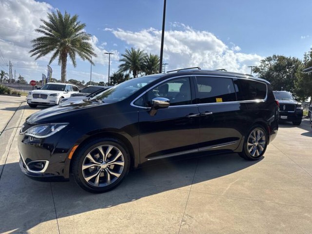 Used 2018 Chrysler Pacifica Limited Minivan/Van