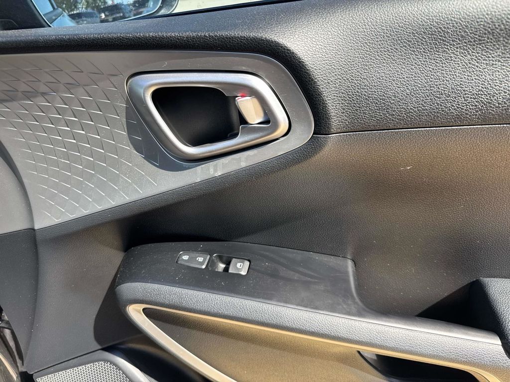 2021 Kia Soul LX - Photo 16