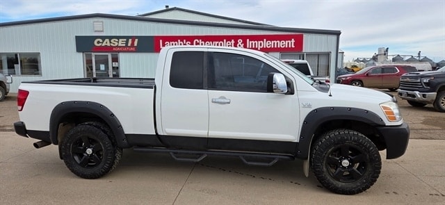 2004 Nissan Titan SE's photo