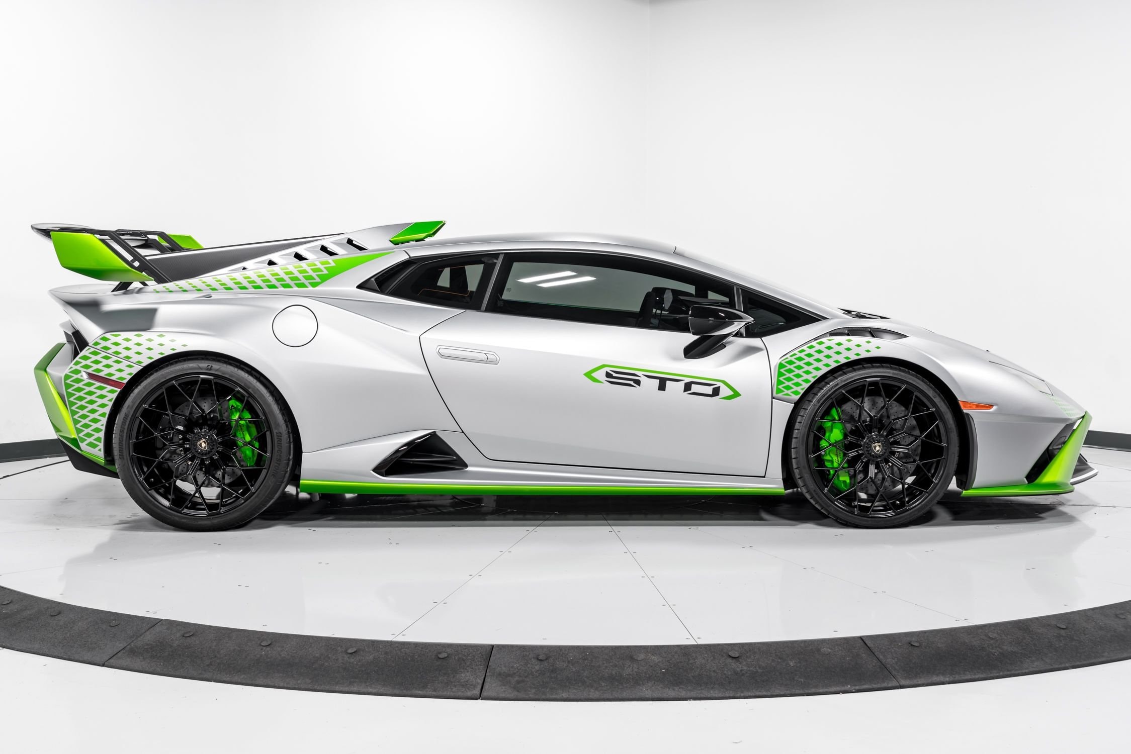 【中古】 Universe Used 2023 Lamborghini Huracan STO For Sale at LAMBORGHINI