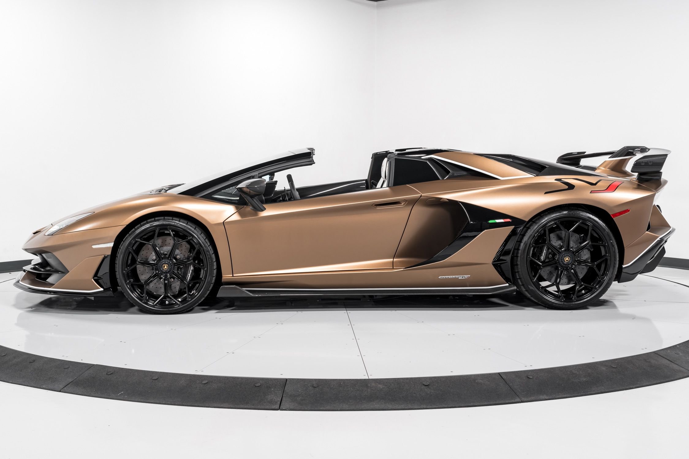 2020 Lamborghini Aventador SVJ Roadster  6