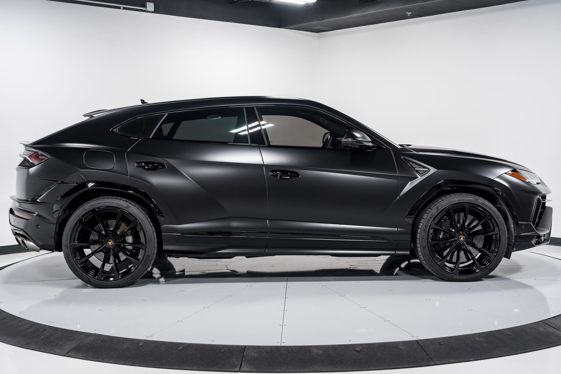 2023 Lamborghini Urus S photo 2