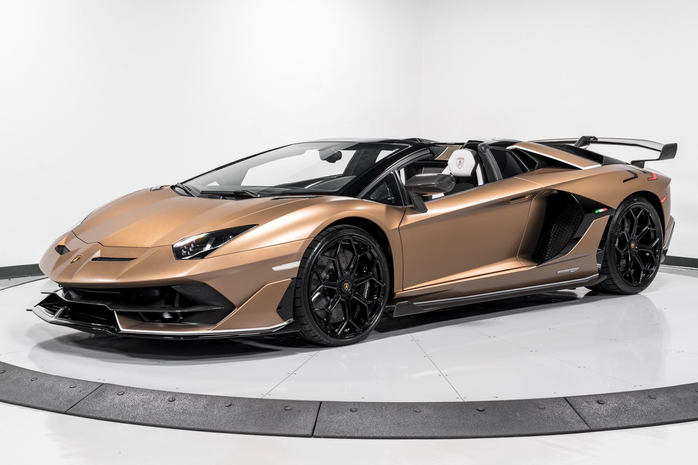 2020 Lamborghini Aventador SVJ Roadster  7