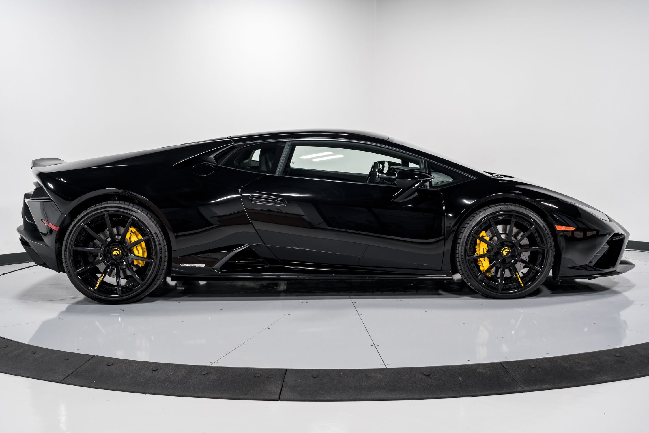 2021 Lamborghini Huracan Evo Coupe RWD photo 2