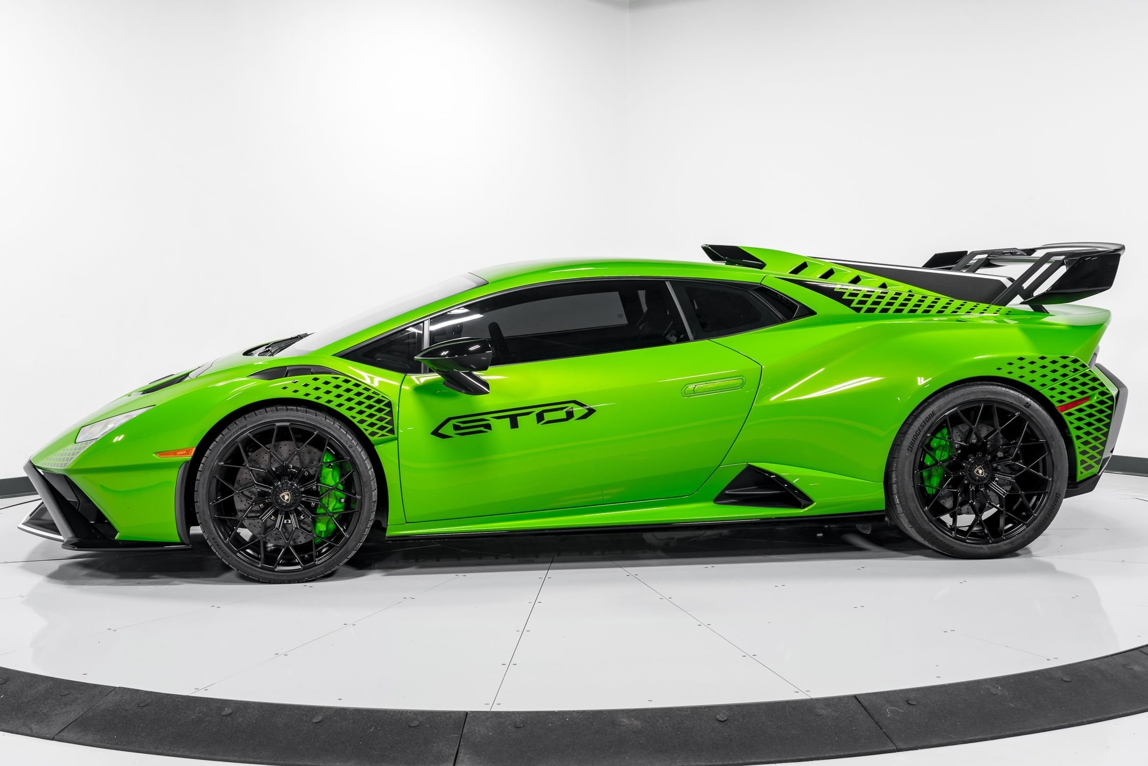 2023 Lamborghini Huracan STO  6