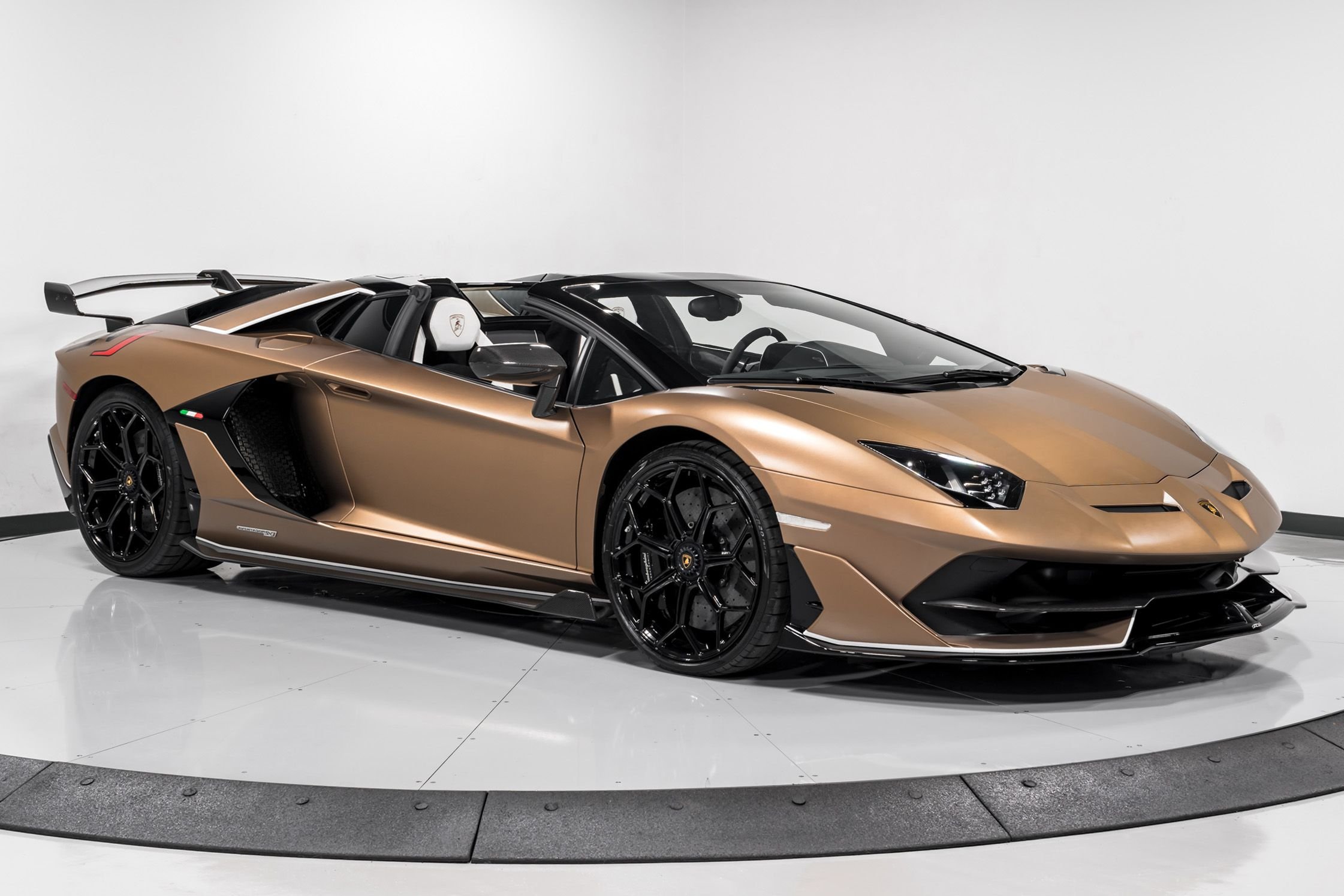 2020 Lamborghini Aventador SVJ Roadster  38