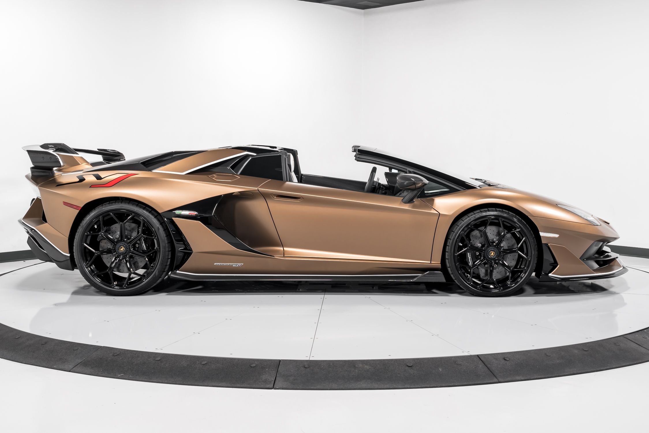 2020 Lamborghini Aventador SVJ Roadster  2