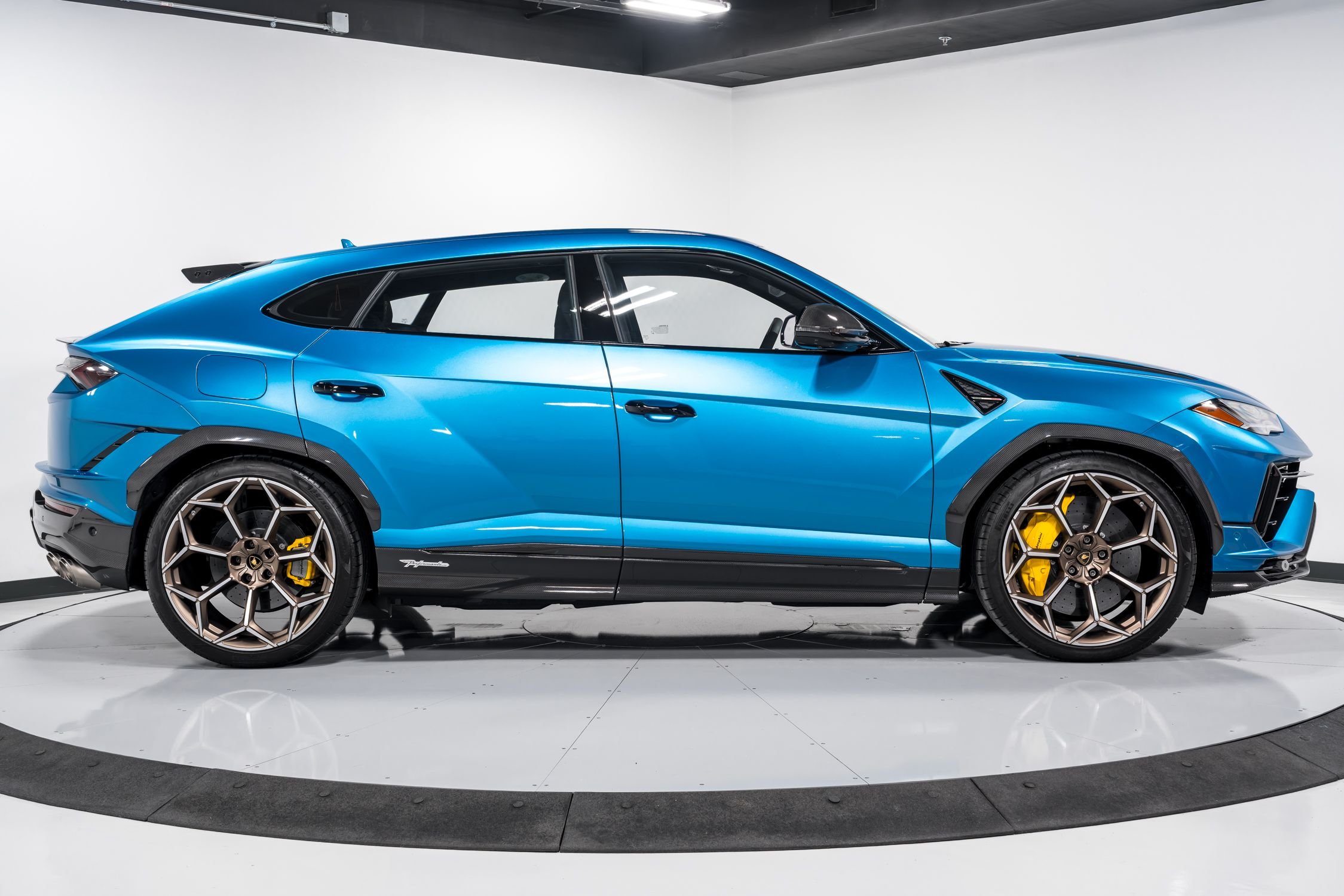 2024 Lamborghini Urus Performante photo 2