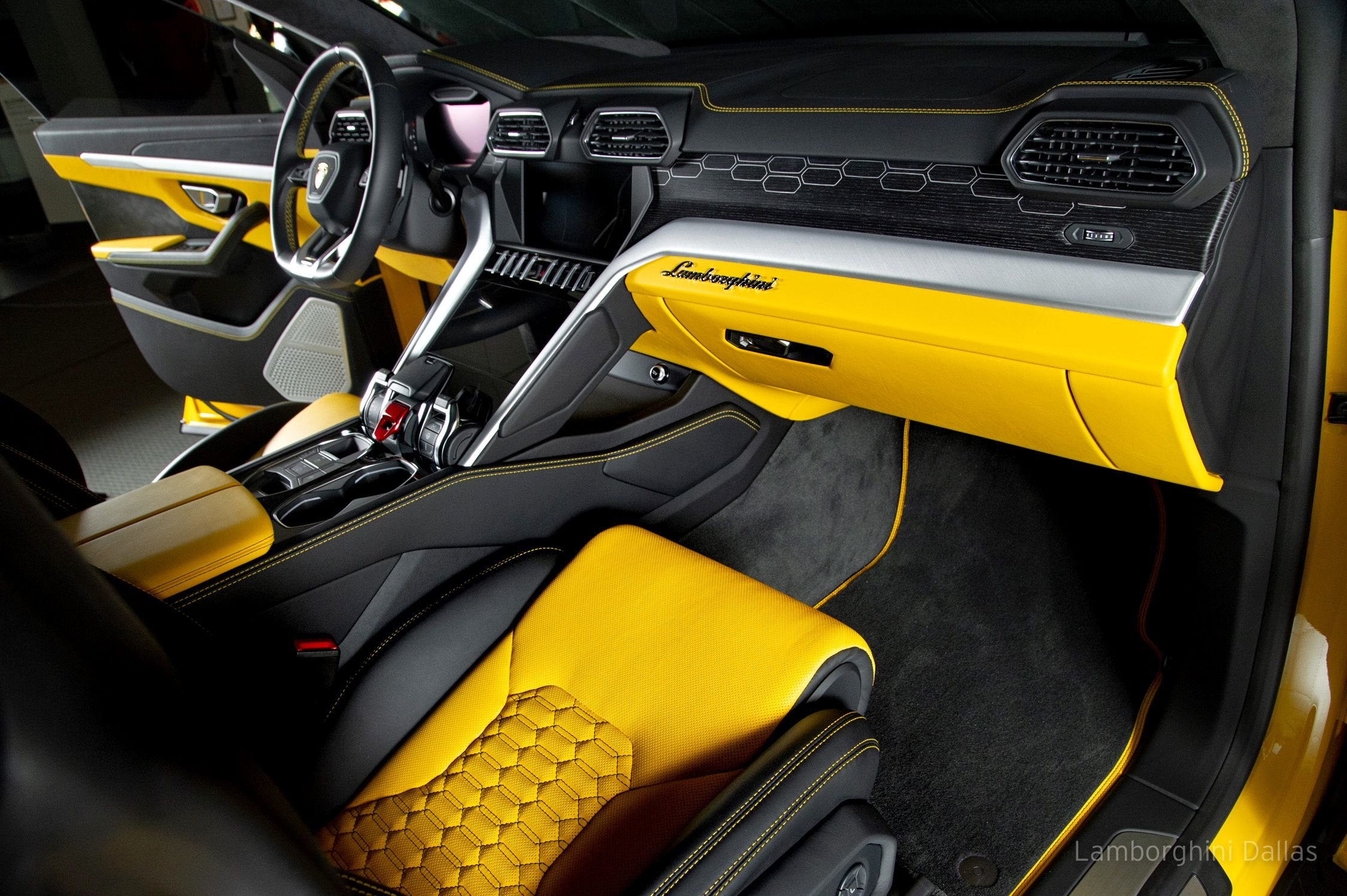 urusan Stand out everywhere you go. The Urus SE takes center stage