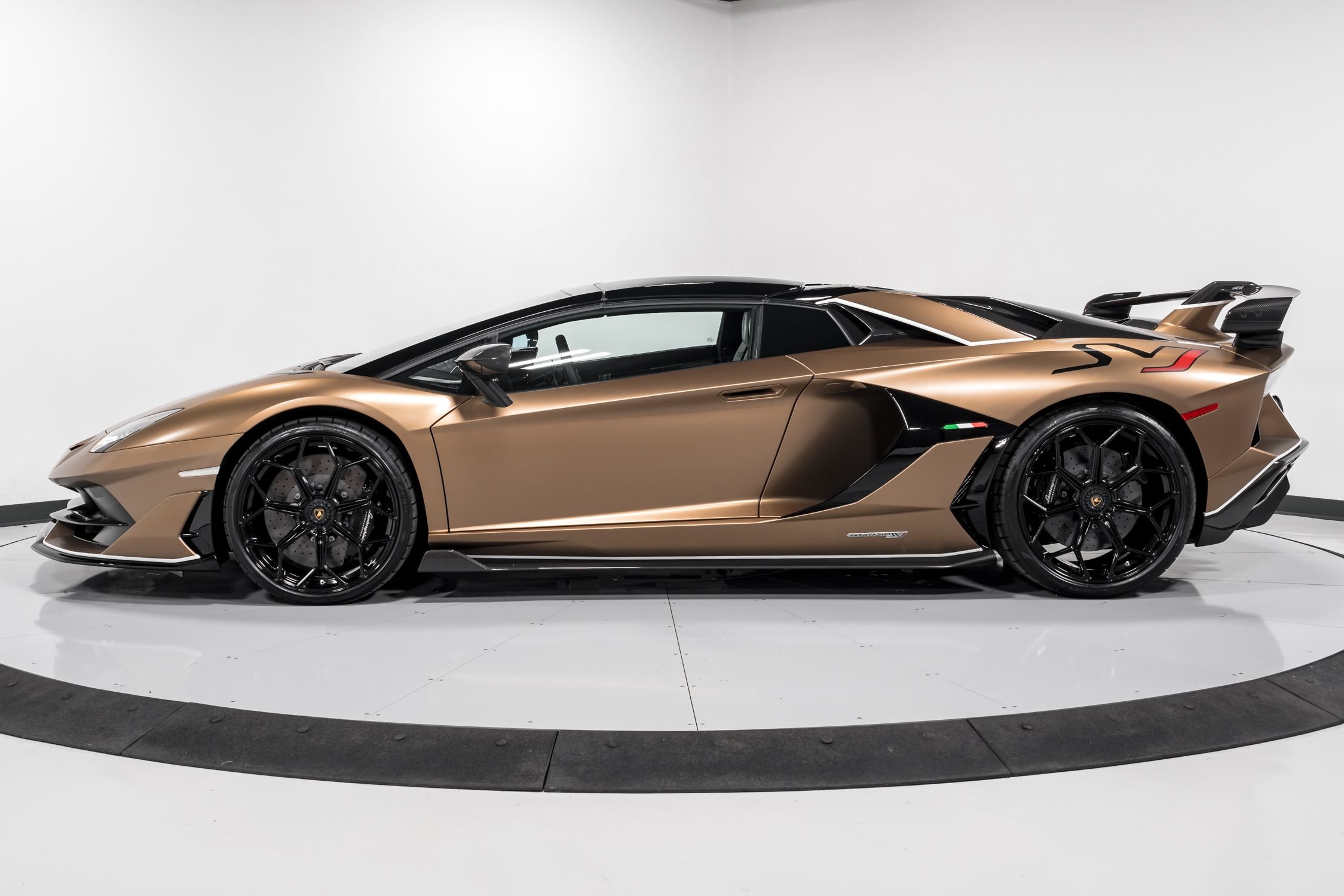 2020 Lamborghini Aventador SVJ Roadster  44