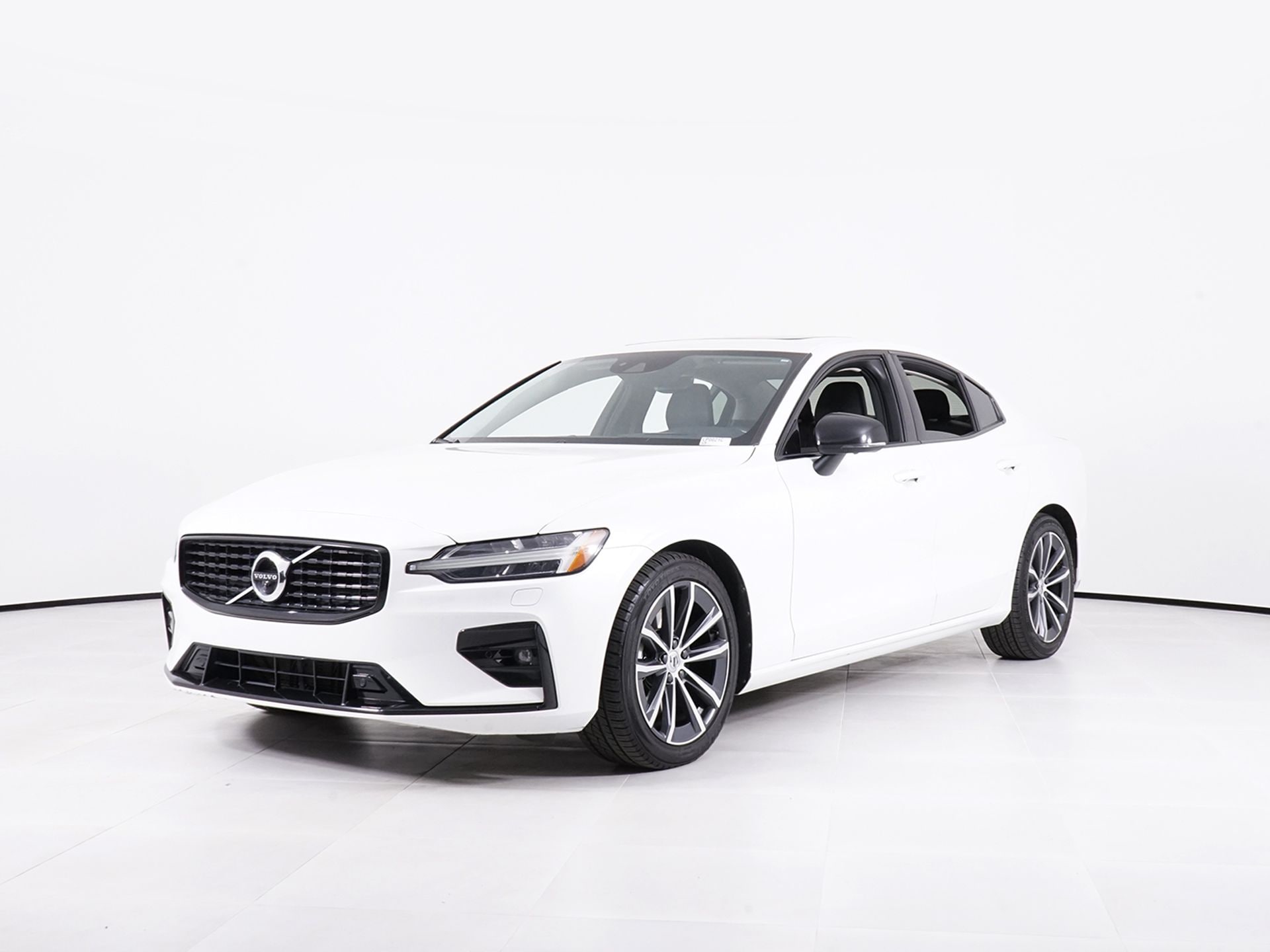 2022 Volvo S60 B5 Black Edition Momentum 4WD's photo