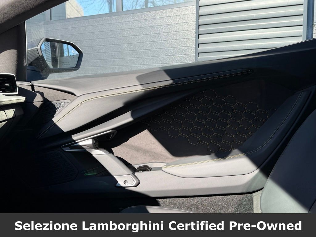 2025 Lamborghini Revuelto Base - Photo 34