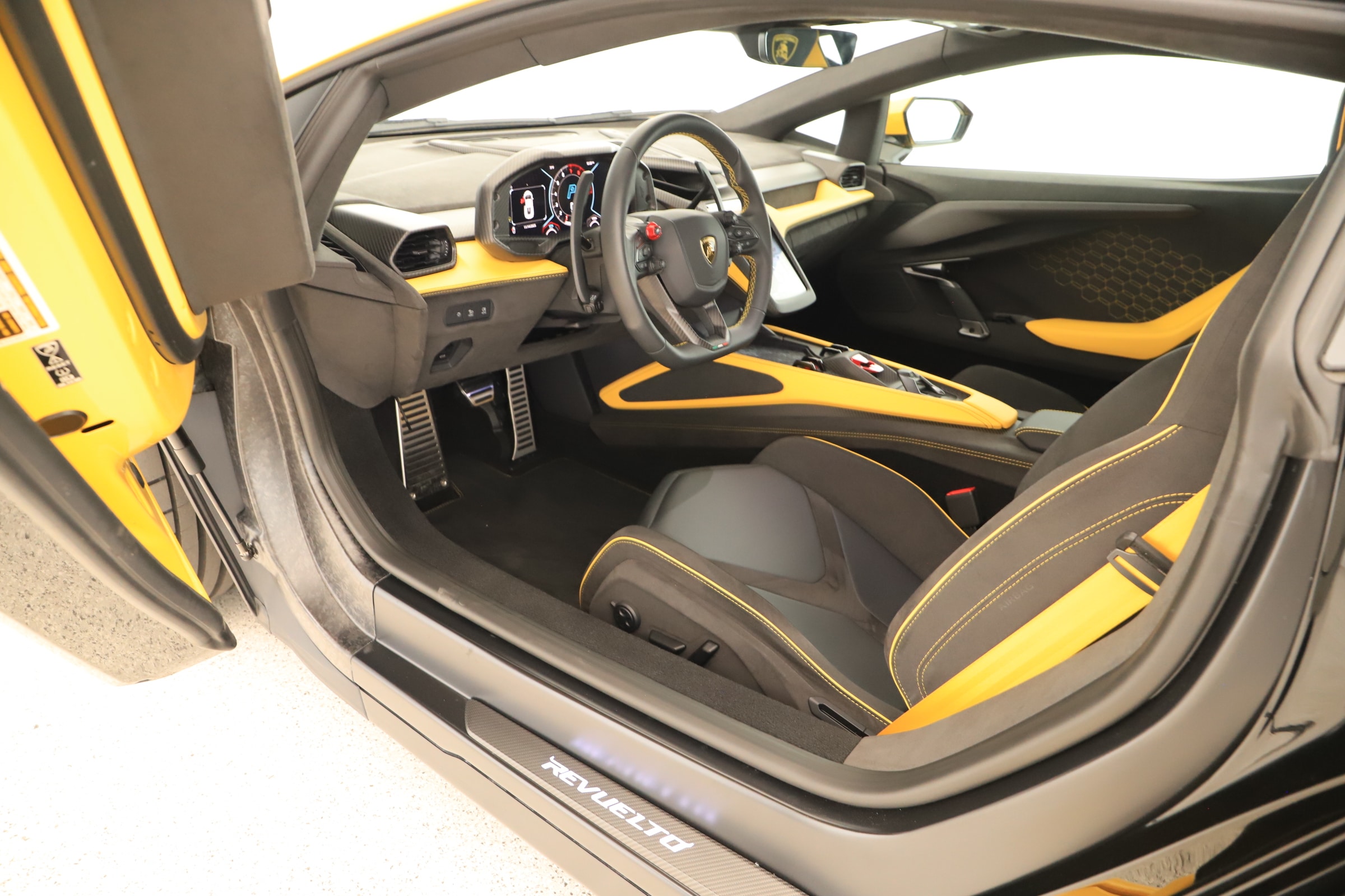 2025 Lamborghini Revuelto Base - Photo 13