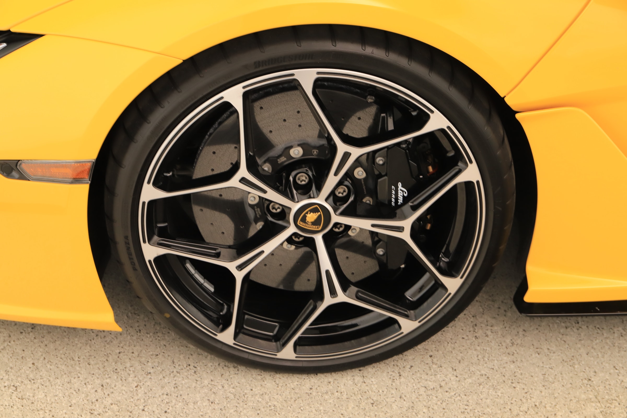 2025 Lamborghini Revuelto Base - Photo 31