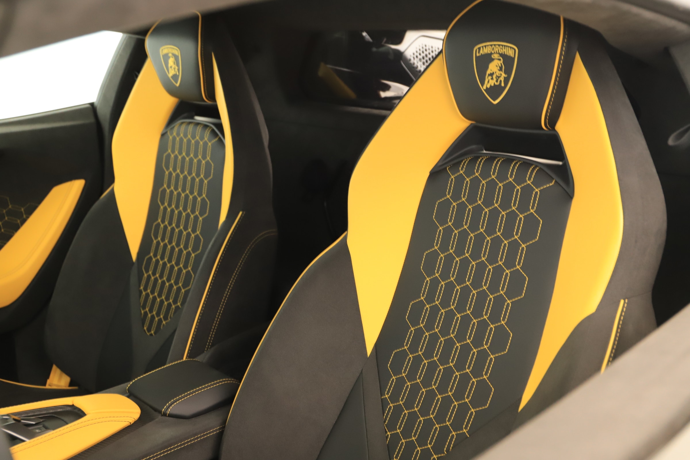 2025 Lamborghini Revuelto Base - Photo 15