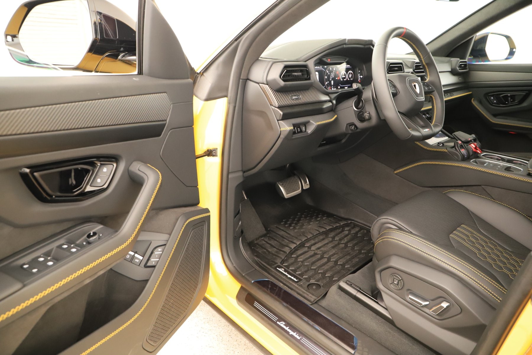 2026 Lamborghini Urus SE - Photo 16