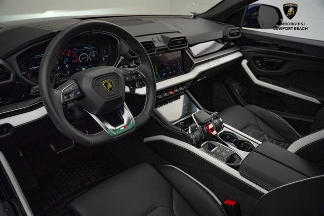 2025 Lamborghini Urus SE photo 2