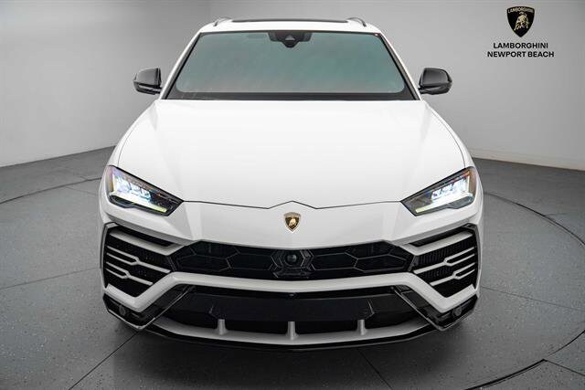 2019 Lamborghini Urus Base photo 3