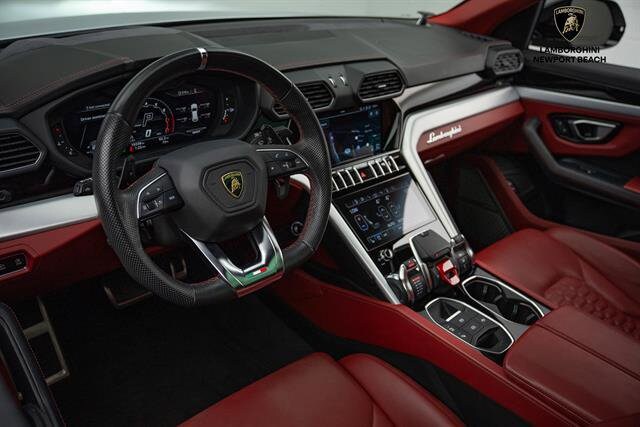 2022 Lamborghini Urus photo 2