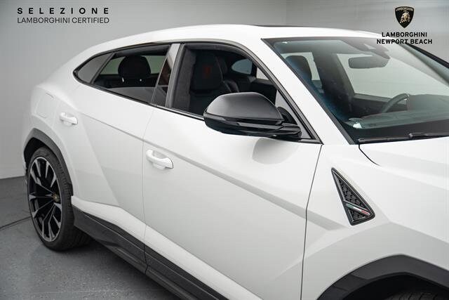 2022 Lamborghini Urus Base photo 3