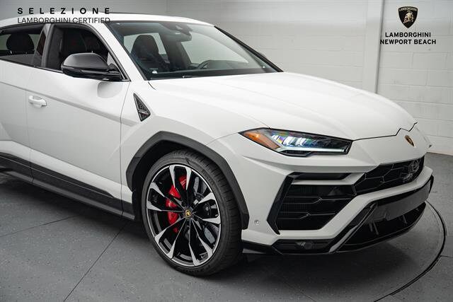 2022 Lamborghini Urus Base photo 2