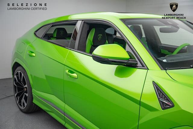 2022 Lamborghini Urus Base photo 3