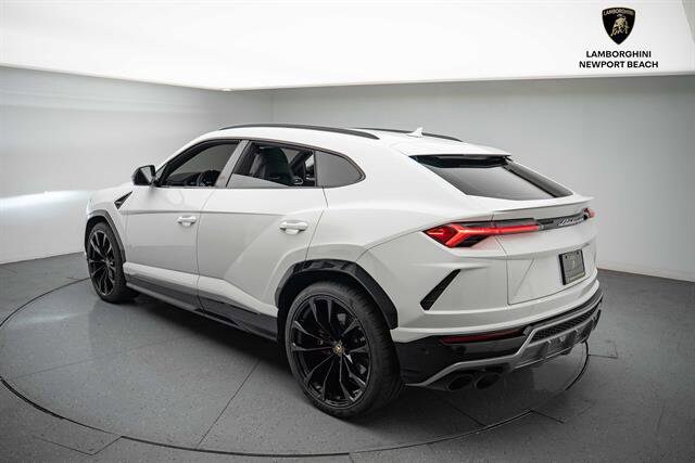 2019 Lamborghini Urus Base photo 4