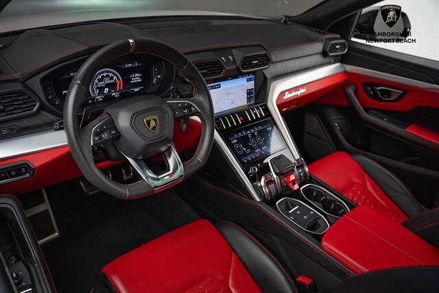 2019 Lamborghini Urus Base photo 2