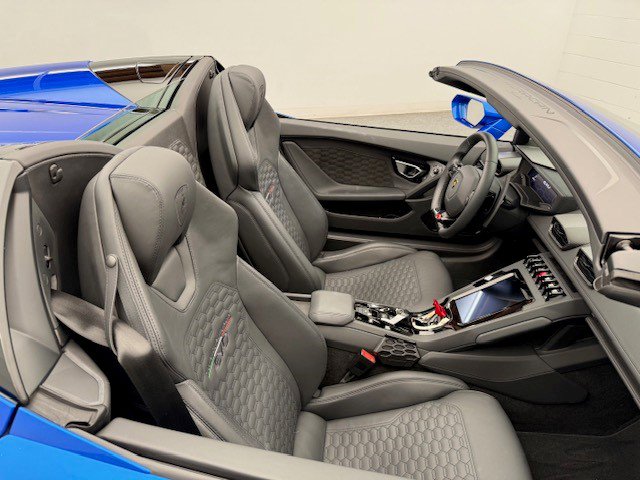 2024 Lamborghini Huracan Evo Spyder photo 2