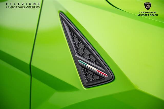 2022 Lamborghini Urus Base photo 2