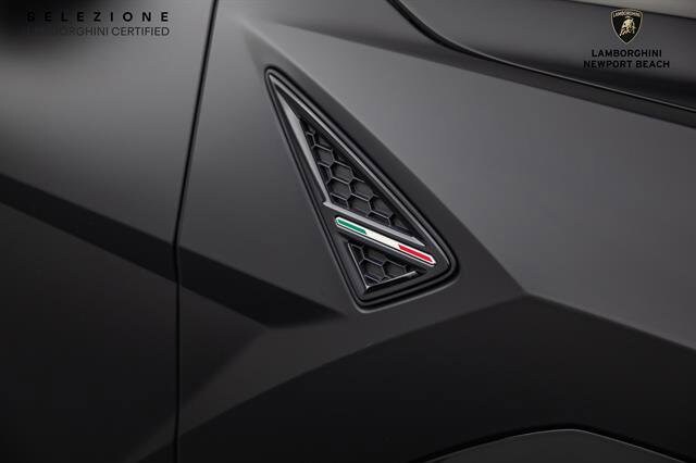 2023 Lamborghini Urus S photo 2