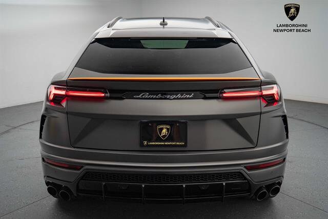 2022 Lamborghini Urus Base photo 2