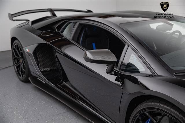 2020 Lamborghini Aventador SVJ Coupe photo 3