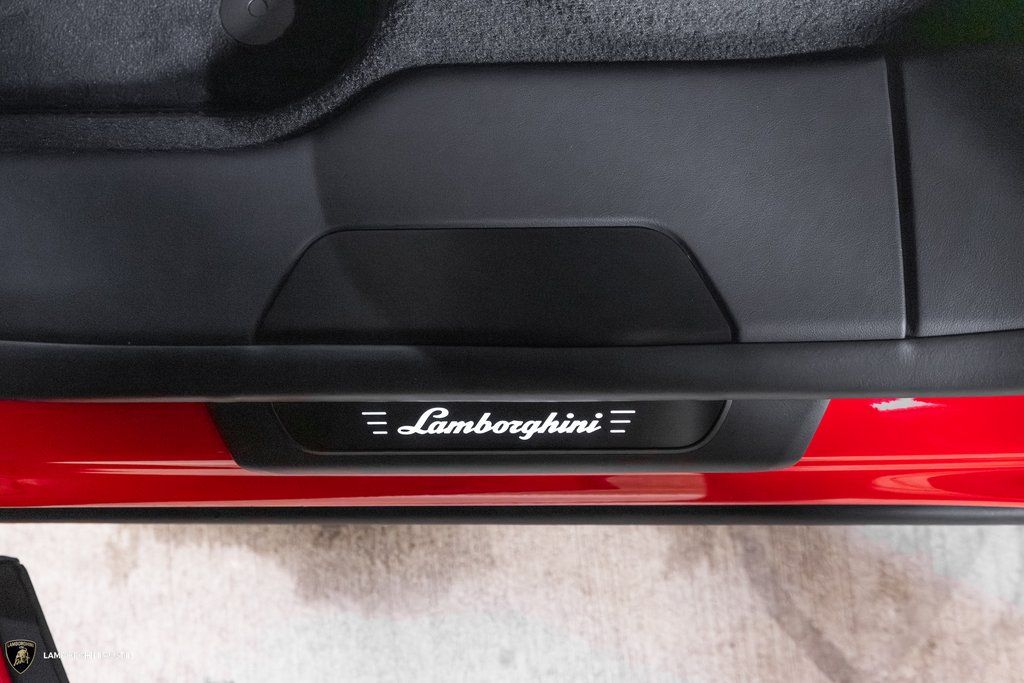 2025 Lamborghini Urus SE - Photo 35